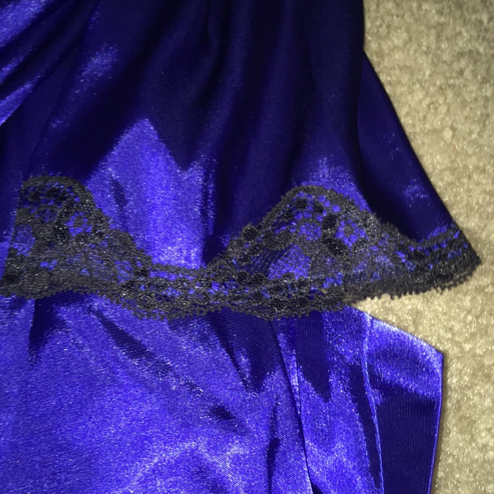 A Robe - Picture 3 of 3